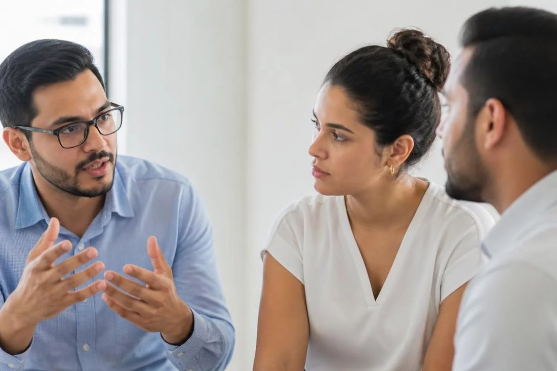 Participante falando em pé enquanto o restante da turma acompanha sentado